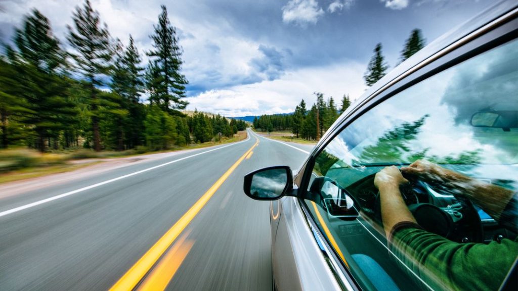 Si eres conductor de coche o de moto estate atento: Hay cuatro medidas que la DGT podría estrenar en 2025 128 Motor16 viaje coche carretera 2 Motor16