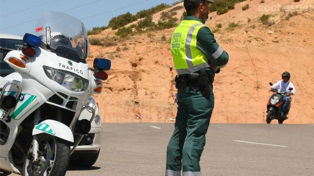 La función 'top secret' que estrenan los nuevos chalecos de los motoristas de la Guardia Civil de Tráfico 83 Motor16 material