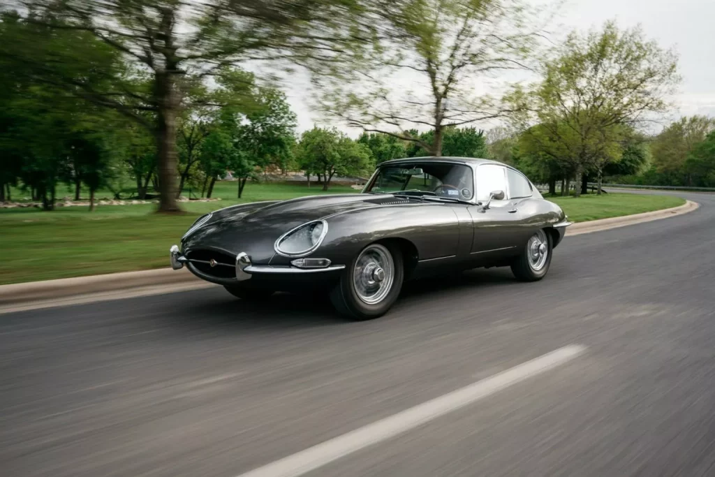 Este bello Jaguar E-Type funciona a pilas 3 Motor16 1964 Jaguar E-Type EV. Moment. Imagen movimiento.