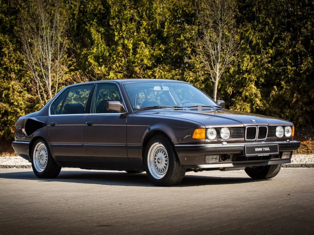 1987 BMW Serie 7 Goldfisch. V16. Imagen motor.