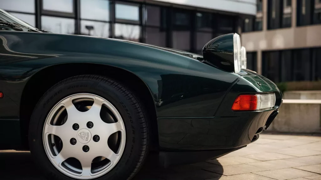 Este Porsche 928 no es normal. Y por eso su precio tampoco es normal 19 Motor16 1989 Porsche 928 Club Sport Broad Arrow 15 Motor16