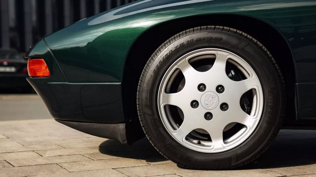 Este Porsche 928 no es normal. Y por eso su precio tampoco es normal 22 Motor16 1989 Porsche 928 Club Sport Broad Arrow 18 Motor16
