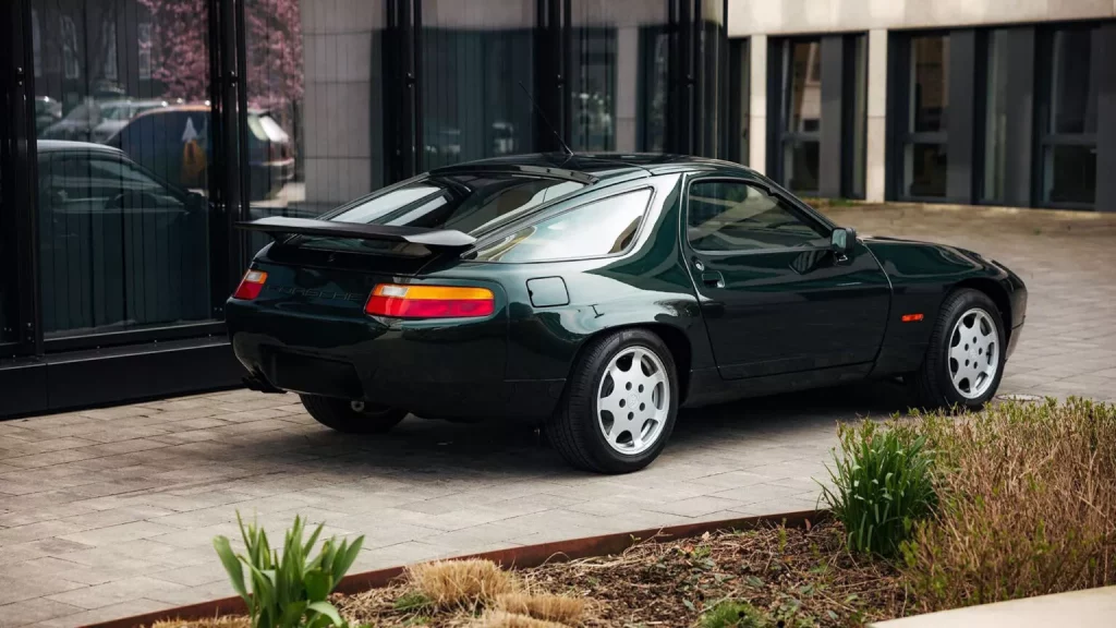 Este Porsche 928 no es normal. Y por eso su precio tampoco es normal 1 Motor16 1989 Porsche 928 Club Sport. Broad Arrow. Imagen trasera.