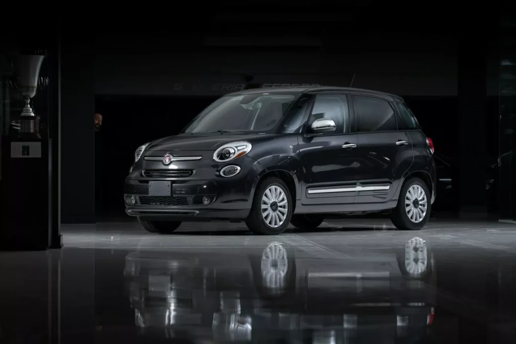 2015 Fiat 500L. Papamóvil. RM Sotheby's. Imagen estudio.