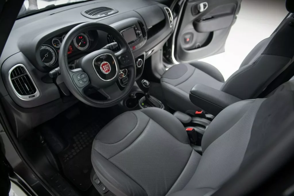 2015 Fiat 500L. Papamóvil. RM Sotheby's. Imagen interior.