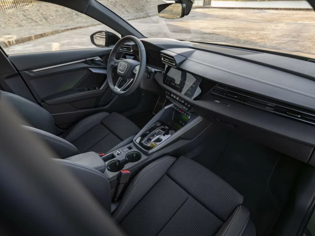 2024 Audi A3. Al Volante. Imagen interior.