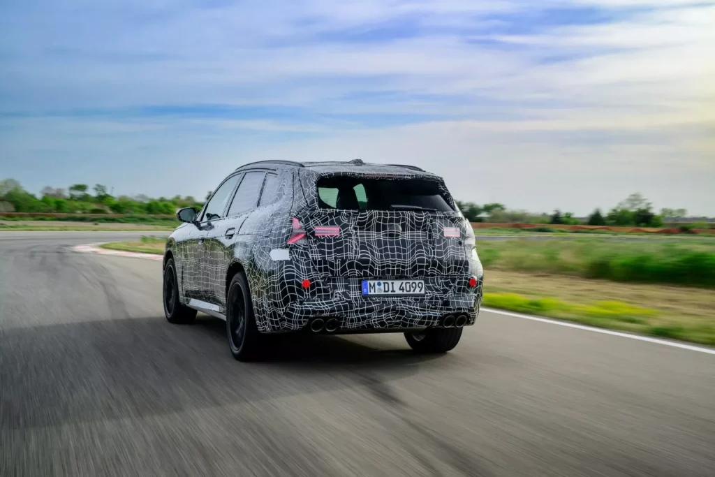 2024 BMW X3 Camuflado. Imagen trasera.