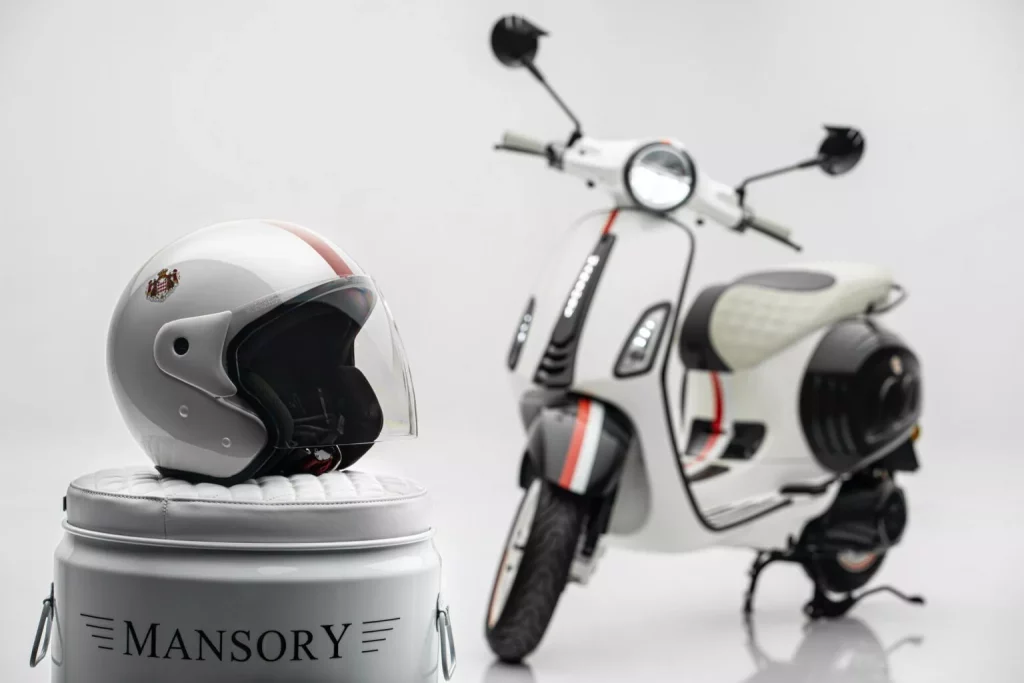 Mansory pierde el norte con su última criatura: Tiene dos ruedas, es eléctrica y da 5,4 CV 1 Motor16 2024 Mansory Vespa Elettrica Mónaco Edition. Imagen estudio.