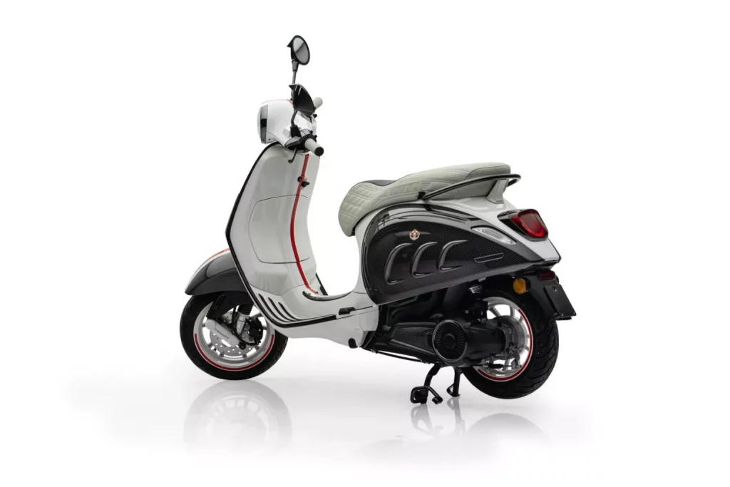 Mansory pierde el norte con su última criatura: Tiene dos ruedas, es eléctrica y da 5,4 CV 2 Motor16 2024 Mansory Vespa Elettrica Mónaco Edition. Imagen trasera.