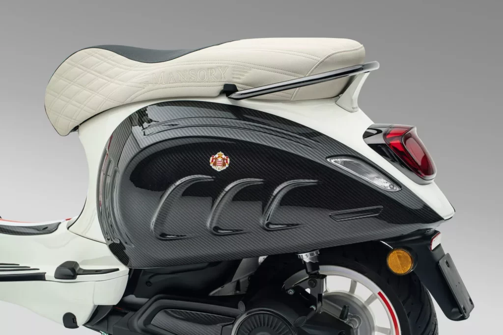 Mansory pierde el norte con su última criatura: Tiene dos ruedas, es eléctrica y da 5,4 CV 20 Motor16 2024 Mansory Vespa Elettrica Monaco 17 Motor16