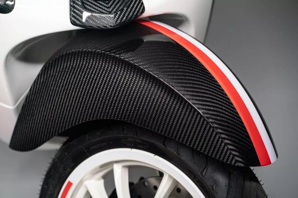 Mansory pierde el norte con su última criatura: Tiene dos ruedas, es eléctrica y da 5,4 CV 26 Motor16 2024 Mansory Vespa Elettrica Monaco 23 Motor16
