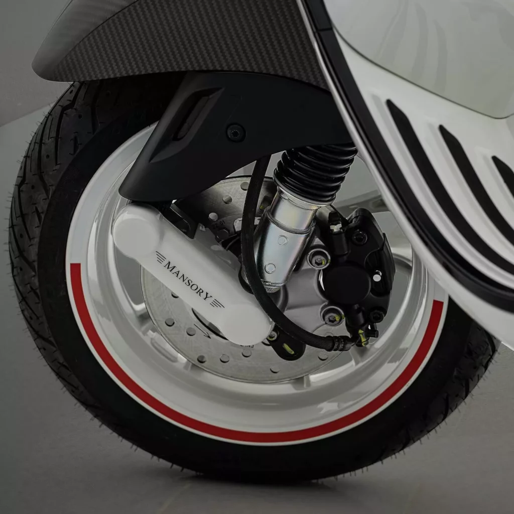 Mansory pierde el norte con su última criatura: Tiene dos ruedas, es eléctrica y da 5,4 CV 9 Motor16 2024 Mansory Vespa Elettrica Monaco 6 Motor16