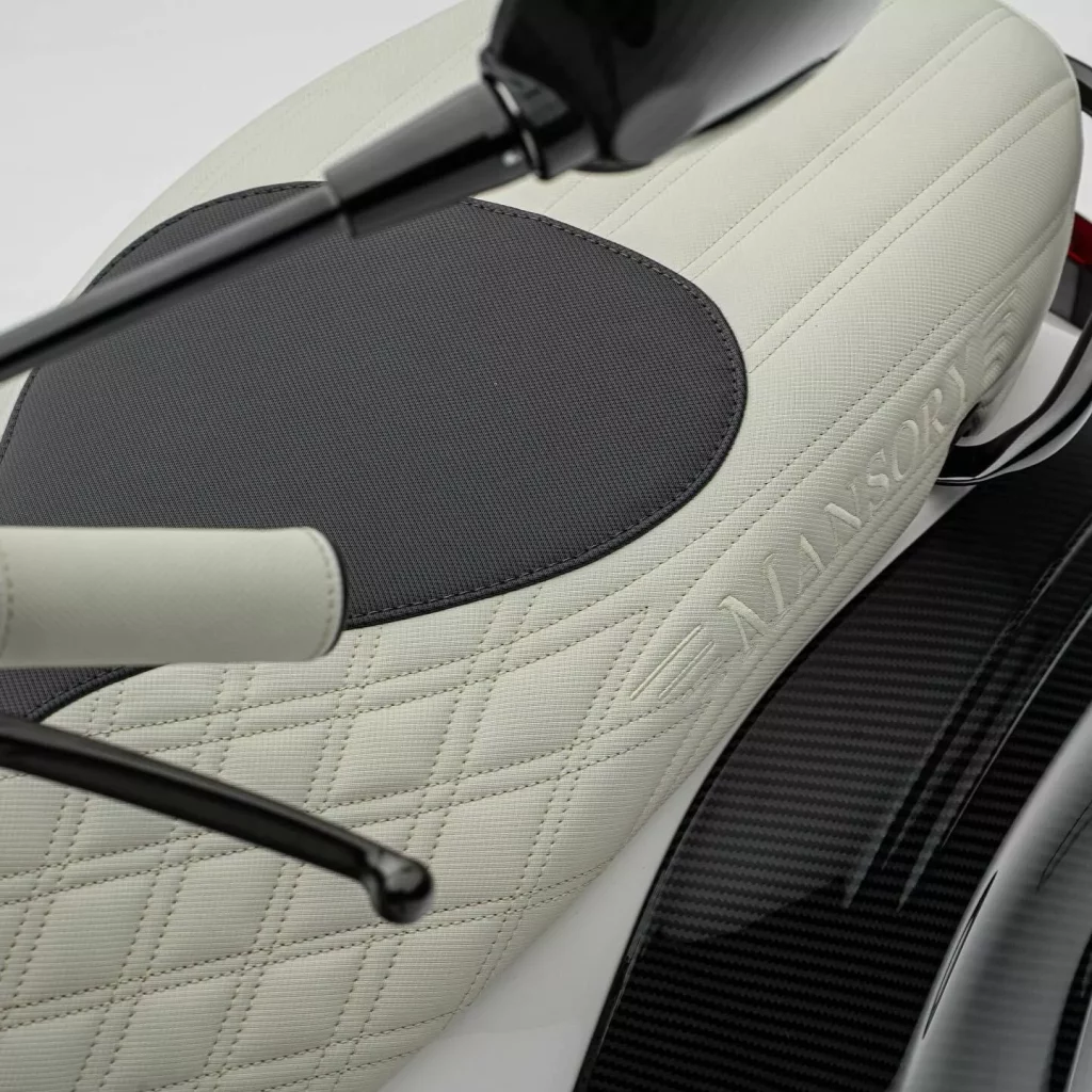 Mansory pierde el norte con su última criatura: Tiene dos ruedas, es eléctrica y da 5,4 CV 11 Motor16 2024 Mansory Vespa Elettrica Monaco 8 Motor16