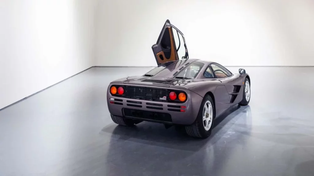 2024 McLaren F1. Sotheby's Sealed. Imagen trasera.