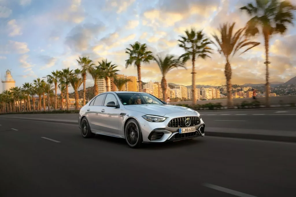 2024 Mercedes-AMG C 63 S E Performance USA. Imagen delantera.