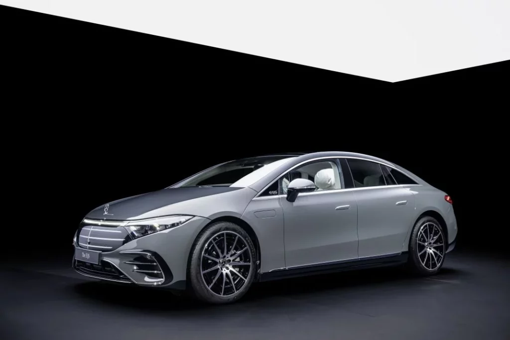 Mercedes-Benz EQS: El buque insignia eléctrico ahora llega mucho más lejos 2 Motor16 2024 Mercedes-Benz EQS. Imagen estudio.
