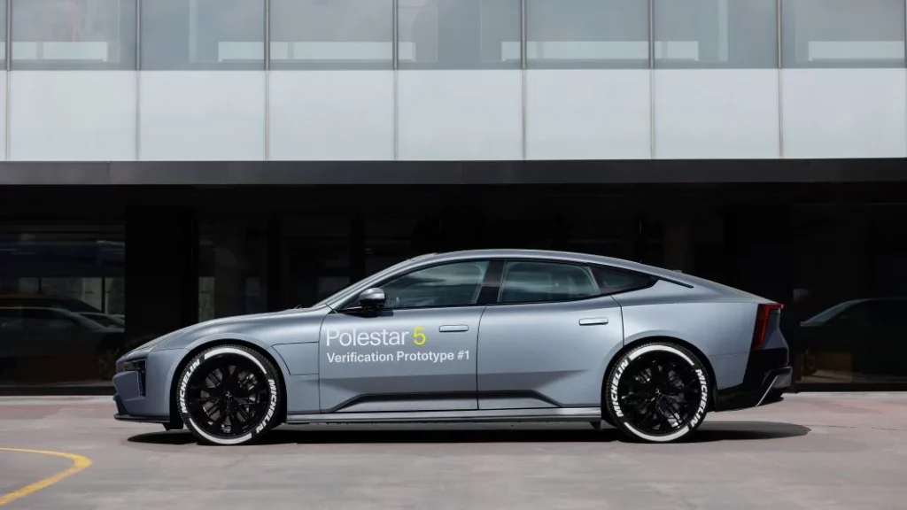 El Polestar 5 demuestra que cargar a 370 kW es una realidad 1 Motor16 2024 Polestar 5. Prototipo recarga. Imagen lateral.