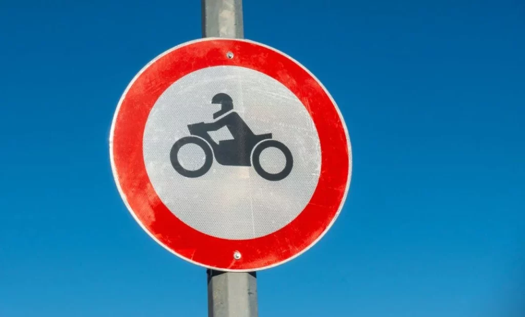 Las ruedas de tu moto: Cuánto tiempo duran y cada cuántos kilómetros hay que cambiarlas 114 Motor16 2024 senal trafico moto dgt Motor16