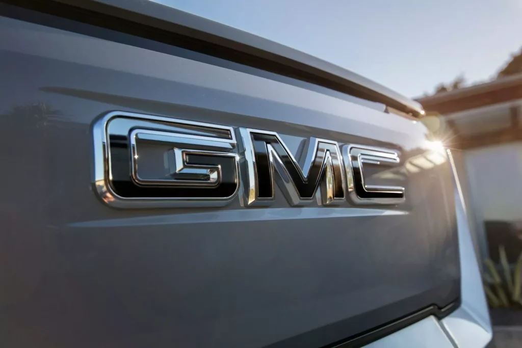 2025 GMC Sierra EV Denali Edition 10 Motor16