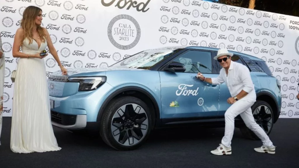 Antonio Banderas se suma a la moda de los famosos de Hollywood y ya elige estos coches para su día a día 1 Motor16 ¿Cómo es el Ford Explorer eléctrico que conduce Antonio Banderas?