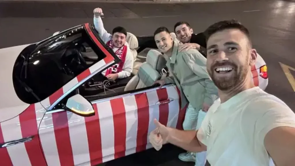 El aficionado del Athletic que se hizo viral por llevar de paseo a Simón, Vivian y Guruzeta en su coche 'tuneado' 1 Motor16 ¿Cómo fue que Eneko se encontró con los futbolistas del Athletic?