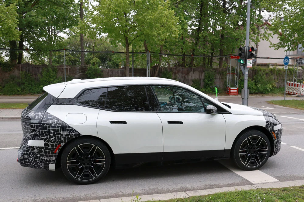 BMW iX facelift Street 10 Motor16