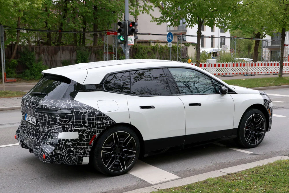 BMW iX facelift Street 11 Motor16