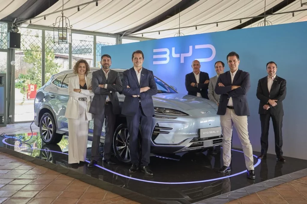 BYD elige a CA Auto Bank para crecer en España 1 Motor16 2024 BYD y CA Autobank. Acuerdo. Imagen Seal.