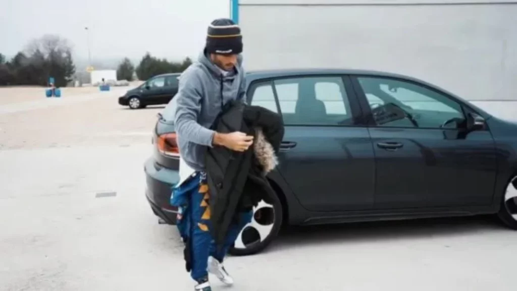 Un cambio enorme: Carlos Sainz pasó de conducir un coche de 30 mil euros a este Ferrari 1 Motor16 ¿Cómo era el Volkswagen Golf de Carlos Sainz?