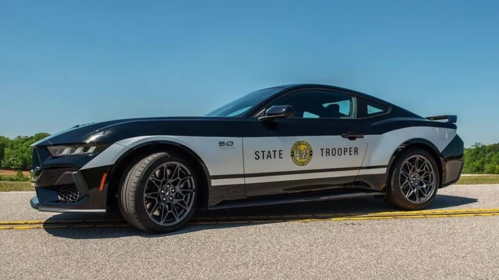 Alucina con los 25 coches que acaba de estrenar la policía de Carolina del Norte 1 Motor16 ¿Qué otro detalle traen los Mustang que conducirán los policías de Carolina del Norte?