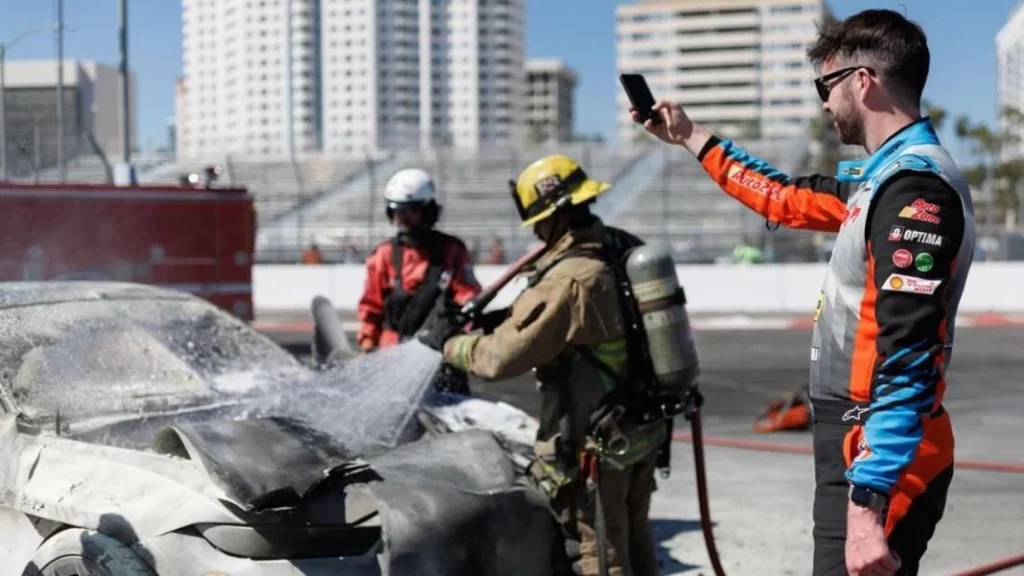 James Deane pone al rojo vivo su Ford Mustang RTR de drift: Literal 1 Motor16 ¿Cómo afectó a James Deane esta situación durante la prueba de derrapes?