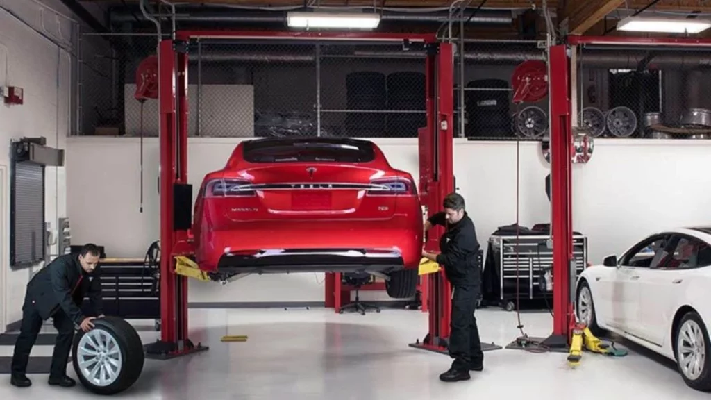 ¿Cuál es el costo de mantenimiento de Tesla por año?