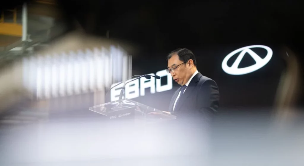 Ya es oficial: Chery fabricará el Omoda 5 en Barcelona 2 Motor16 EuropaPress 5898739 vicepresidente internacional chery guibing zhang interviene acto firma Motor16