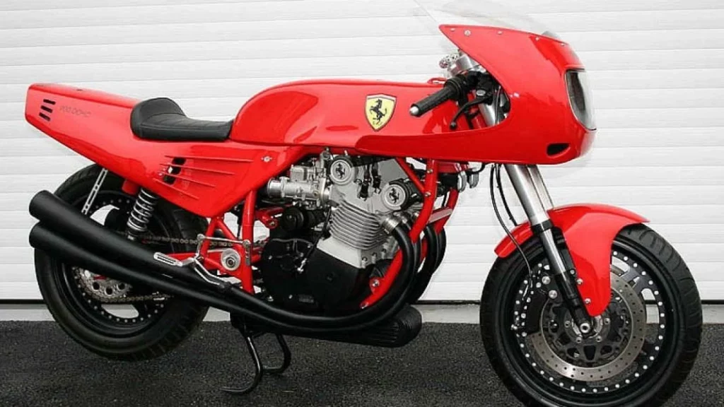 La única moto en el mundo que tuvo el beneplácito para lucir el logo de Ferrari en su carenado 155 Motor16 moto