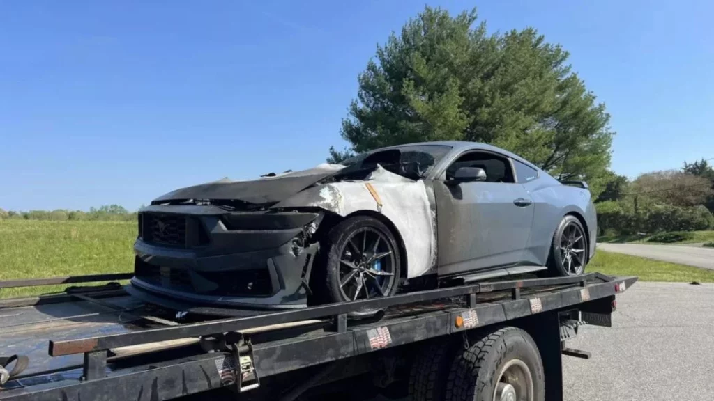 ¿Cómo terminó prendido fuego el Ford Mustang Dark House?