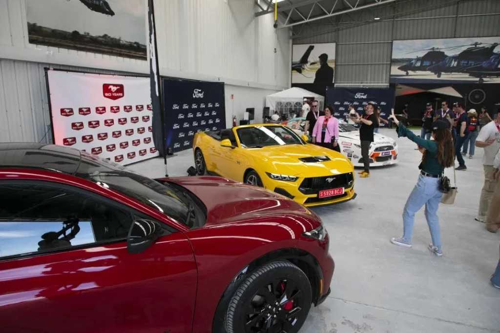 170 Mustang de todas las generaciones animan el 60 aniversario 5 Motor16 Ford Mustang 60 aniversario8 Motor16