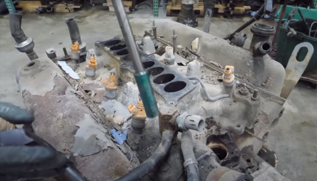 Así se desmonta tornillo a tornillo un legendario 5.8 V8 de Ford con casi 20 años 1 Motor16 Un motor viejo "con muchos detalles"