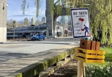 Vancouver: La ciudad en la que los peatones cruzan la calle ladrillo en mano. Literal