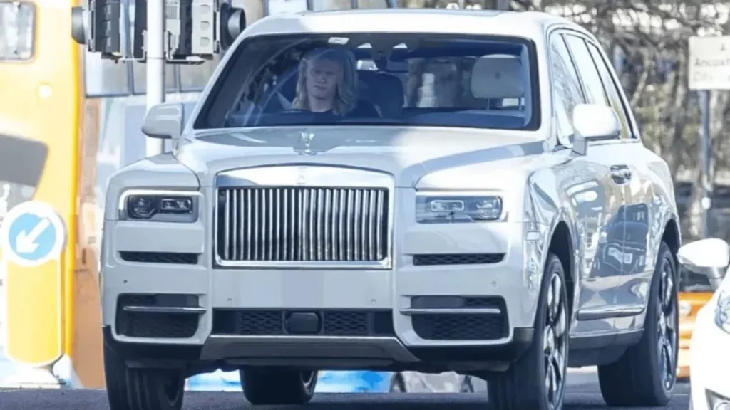 Alucina con los coches que conducen Julián Álvarez y Erling Haaland, los delanteros del Manchester City 2 Motor16 ¿Cuál es coche que conduce Erling Haaland a los entrenamientos del Manchester City?