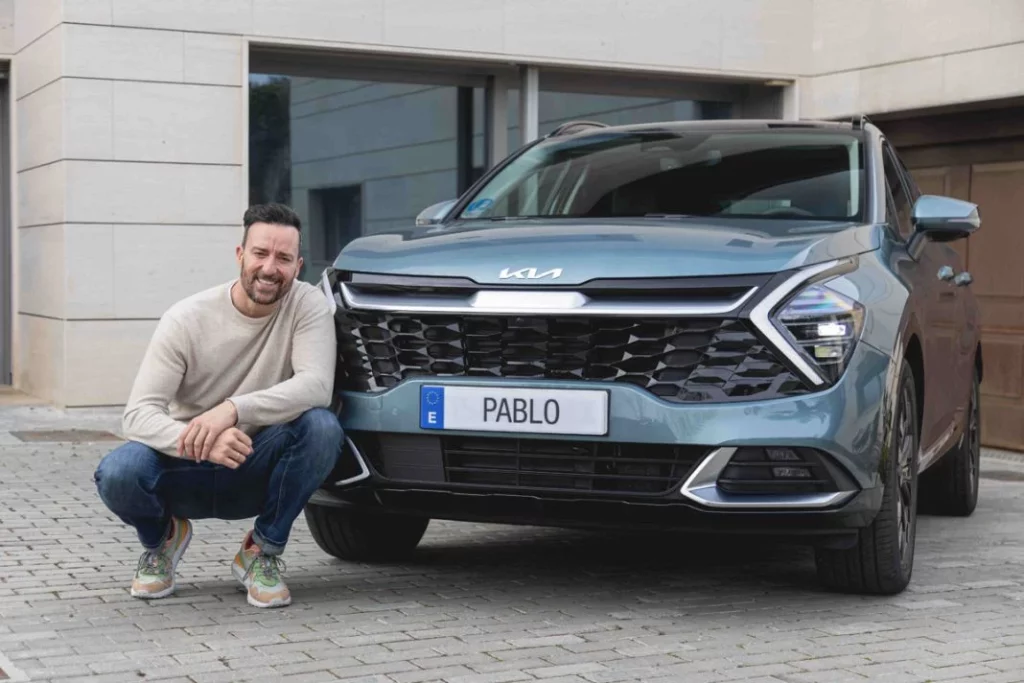 El coche que estrena el actor y cantante Pablo Puyol 1 Motor16 Kia Sportage PHEV pablo puyol2 Motor16