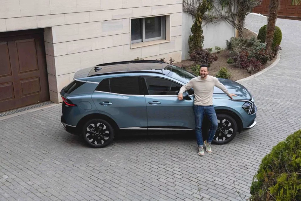 El coche que estrena el actor y cantante Pablo Puyol 3 Motor16 Kia Sportage PHEV pablo puyol5 Motor16