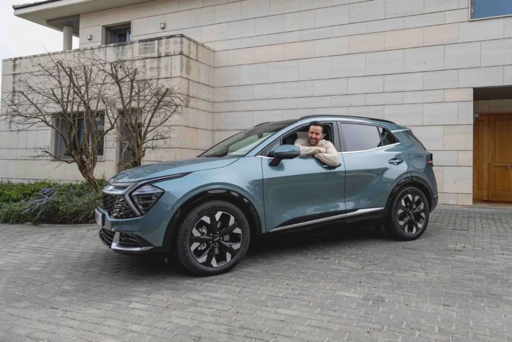 El coche que estrena el actor y cantante Pablo Puyol 4 Motor16 El Kia Sportage PHEV es el coche elegido por Pablo Puyol.