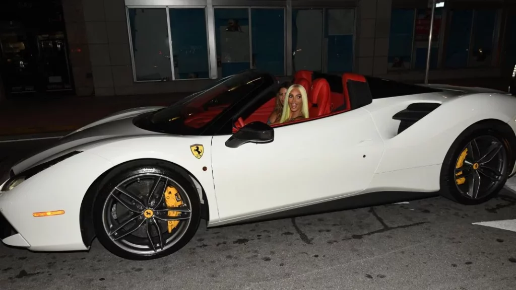¿Por qué Kim Kardashian fue vetada por Ferrari?