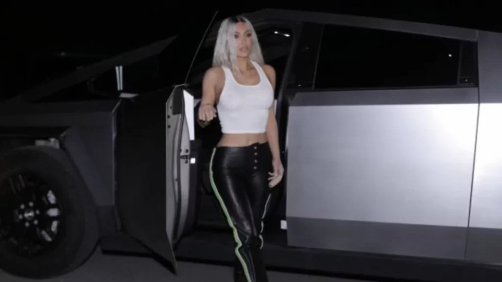 Kim Kardashian: la marca de coches más famosa del mundo la veta y se compra un Cybertruck 2 Motor16 ¿Qué otras celebridades han comprado el Cybertruck?