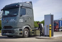 Mercedes eActros 600: el camión eléctrico que carga a ‘mil por hora’