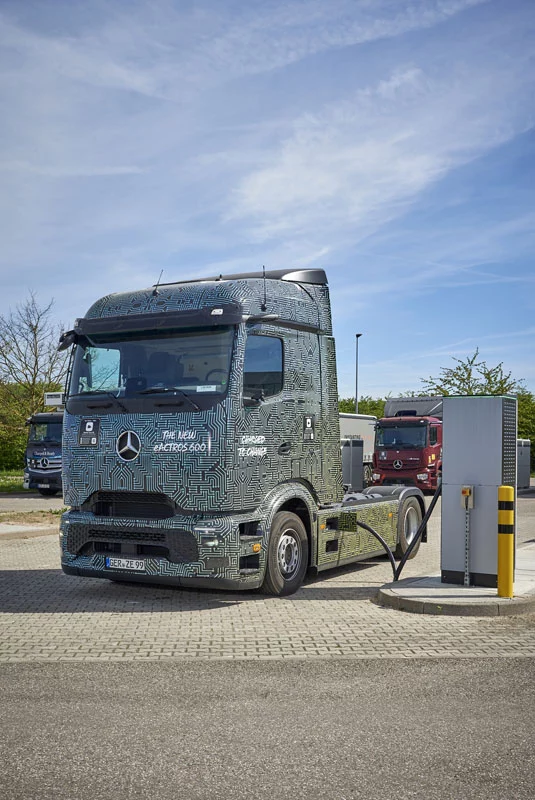 Mercedes eActros 600: el camión eléctrico que carga a 'mil por hora' 12 Motor16 MERCEDES E ACTROS 600 9 Motor16