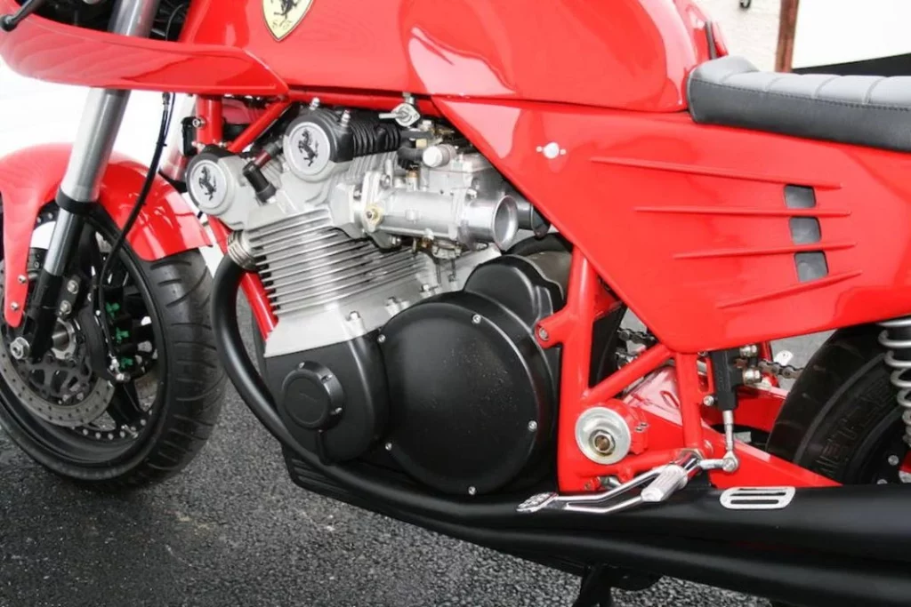 La única moto en el mundo que tuvo el beneplácito para lucir el logo de Ferrari en su carenado 158 Motor16 Moto Ferrari 2 Motor16