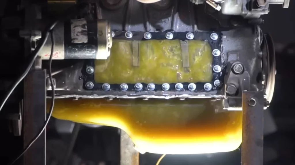 Un cárter transparente para que veas el importante trabajo del aceite en el motor de tu coche 1 Motor16 ¿Qué efectos causa el exceso de aceite en el motor?