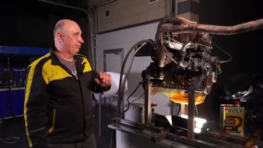 Un cárter transparente para que veas el importante trabajo del aceite en el motor de tu coche y gasolina.