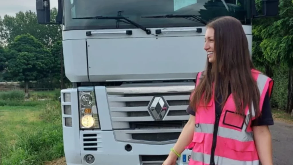 Esta es Nadia Nicolino, una farmacéutica que se ha pasado a las cuatro ruedas 1 Motor16 ¿Cómo ha vencido Nadia al machismo que hay en la profesión de camioneros?